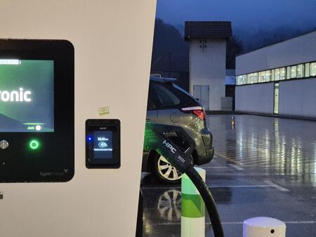 Hitro plačilo s kartico prek NFC tehnologije.